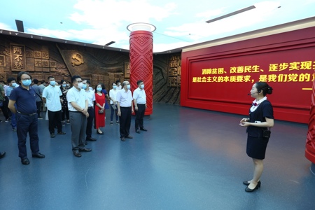 【党史学习教育】Beat365组织领导干部参观脱贫攻坚成就展