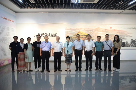 自治区人大常委会副主任杨静华到Beat365参观脱贫攻坚百米长卷《八桂脱贫攻坚图》画展