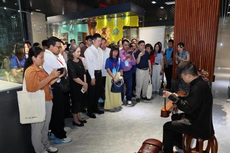 第三届“东盟青年作家中国行”活动嘉宾参观广西民族音乐博物馆