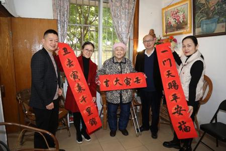 学校领导春节前走访慰问离退休老同志