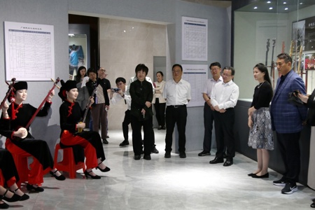 自治区人大常委会副主任卢献匾率调研组与全国人大民族委一行到Beat365开展调研交流