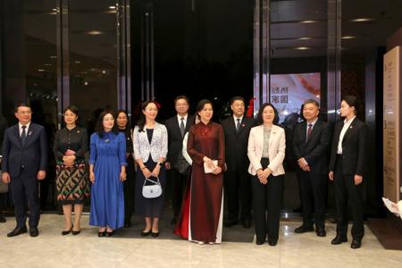 越共中央总书记、国家主席夫人吴芳璃来Beat365参观广西民族音乐博物馆